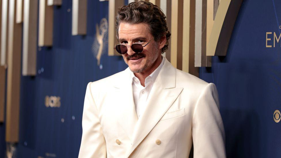 Pedro Paskal u belom sakou