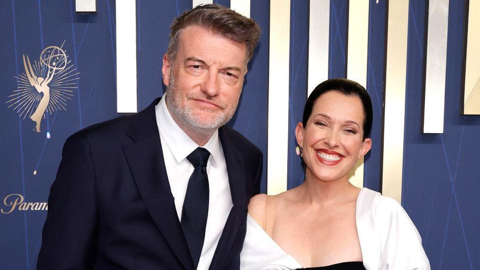 Čarli Bruker iz serije „Crno ogledalo“ i Džesika Rouds, izvršna producentkinja 