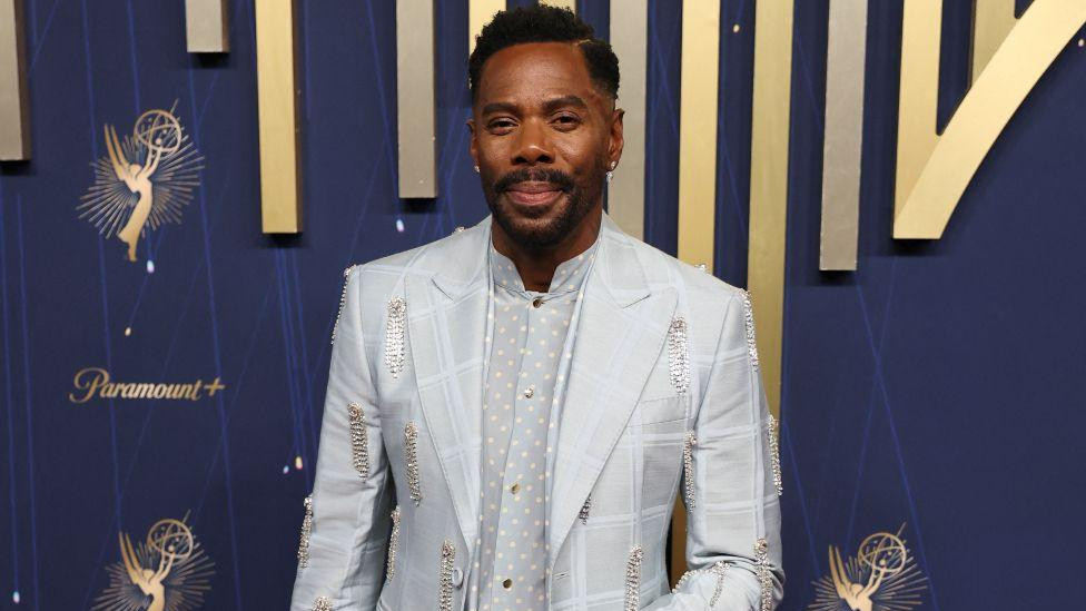 Kolman Domingo, glumac u seriji „Četiri godišnja doba“ u braon pantalonama i srebrnom sakou