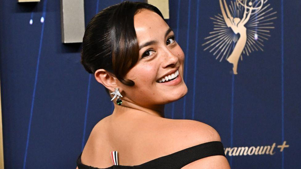 Čejsi Su, glumica u crnoj haljini