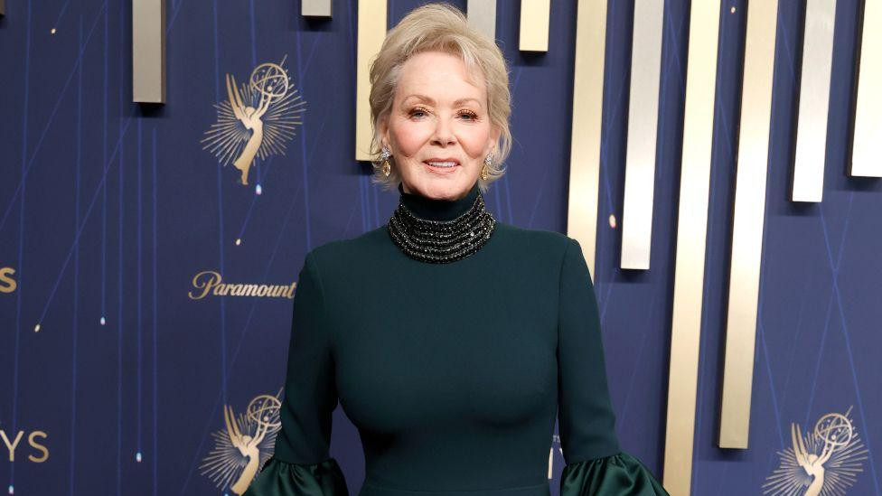 Glumica Džin Smart u crnoj dugačkoj haljini