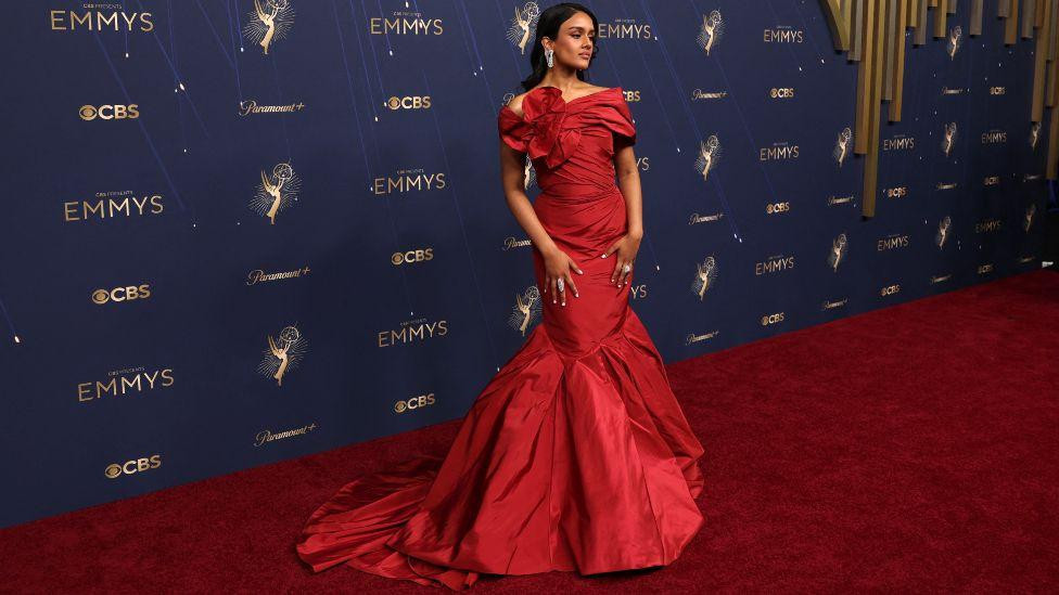 Australijska glumica Šabana Aziz u crvenoj dugačkoj haljini