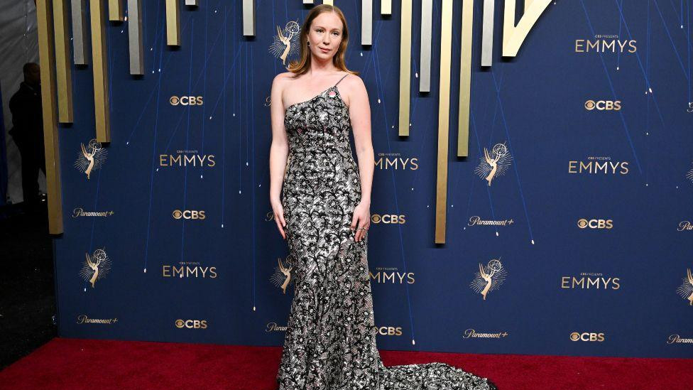 Hana Ajnbinder glumica u srebrno crnoj haljini dugačkoj