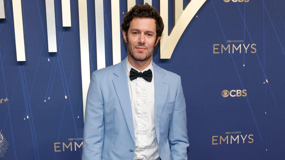 Adam Brodi iz serije „Niko ovo ne želi“ u svetlo plavom odelu