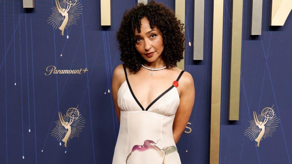 Glumica iz serije „Pretpostavljena nevina“ Rut Nega u beloj haljini sa zlatnim cvetovima