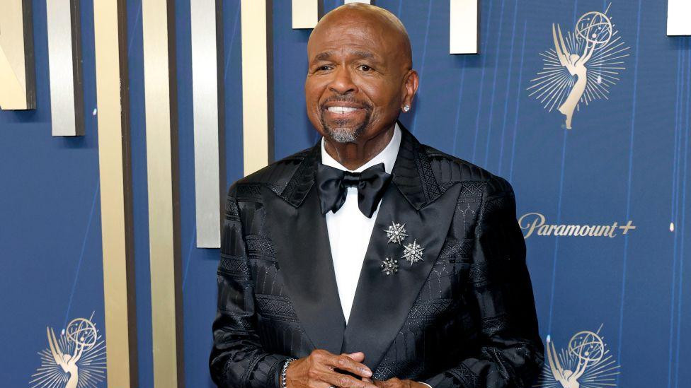 Glumac Vilijam Stanford Dejvis u crnom odelu I beloj košulji