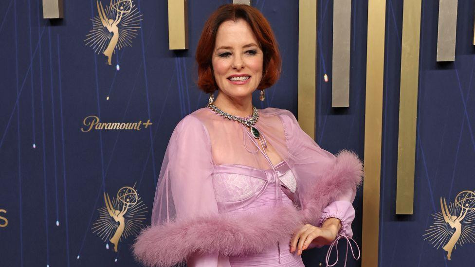 Glumica iz serije „Beli lotos“ Parker Pouzi u dugačkoj roze haljini