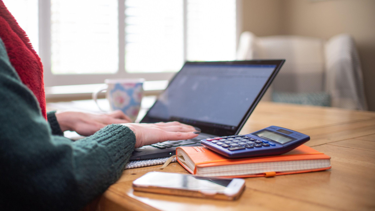 Ruke koje kucaju na laptopu