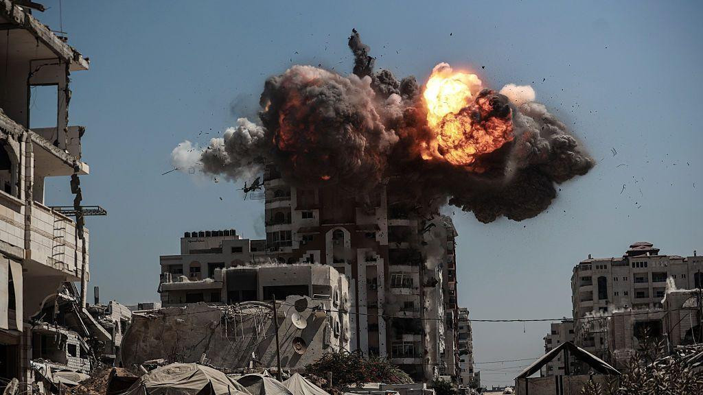 Velika eksplozija potresla je soliter, vidljivi su narandžasti plamen i crni dim.