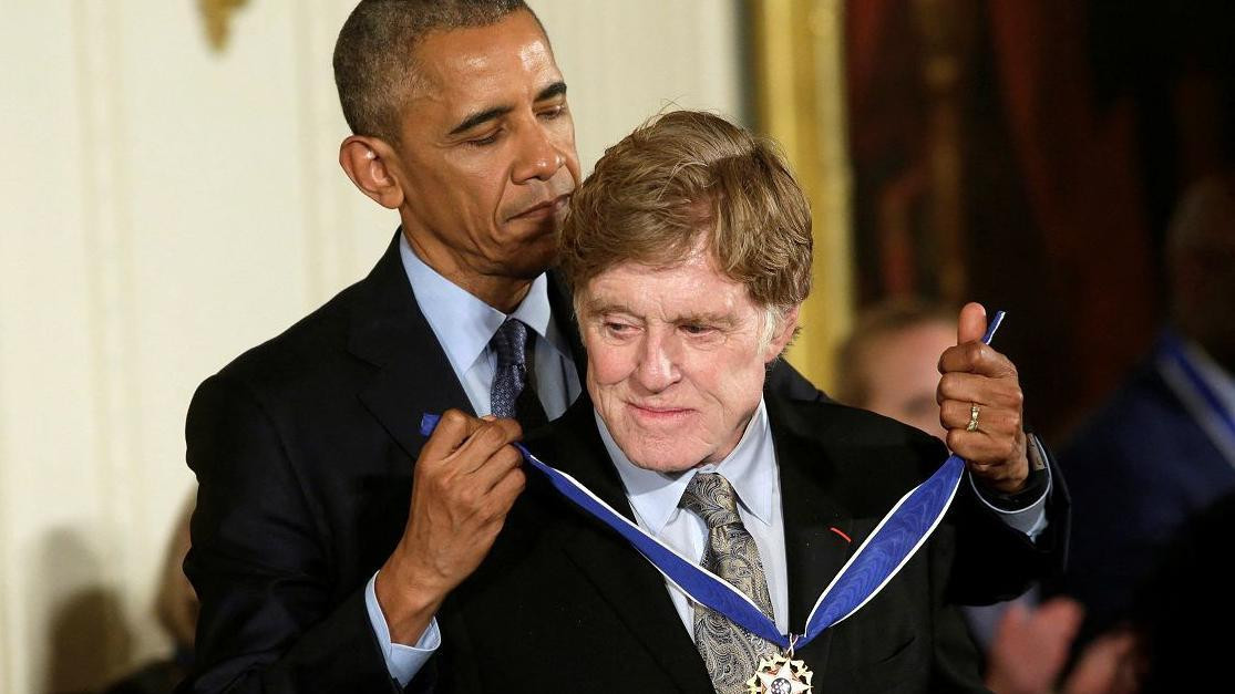 Predsednik SAD Barak Obama uručuje uručuje odlikovanje Redfordu