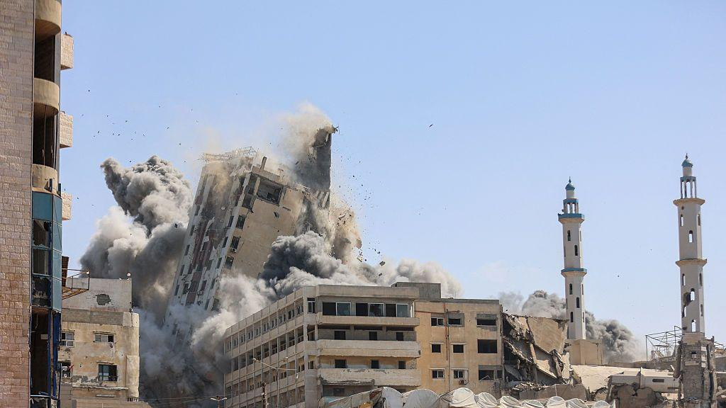 Kula al-Gafri u gradu Gazi uništena je u izraelskim vazdušnim napadima. Zgrada se može videti kako se ruši dok ogromni oblaci prašine i dima obavijaju okolno naselje. Minareti džamije mogu se videti desno na slici.