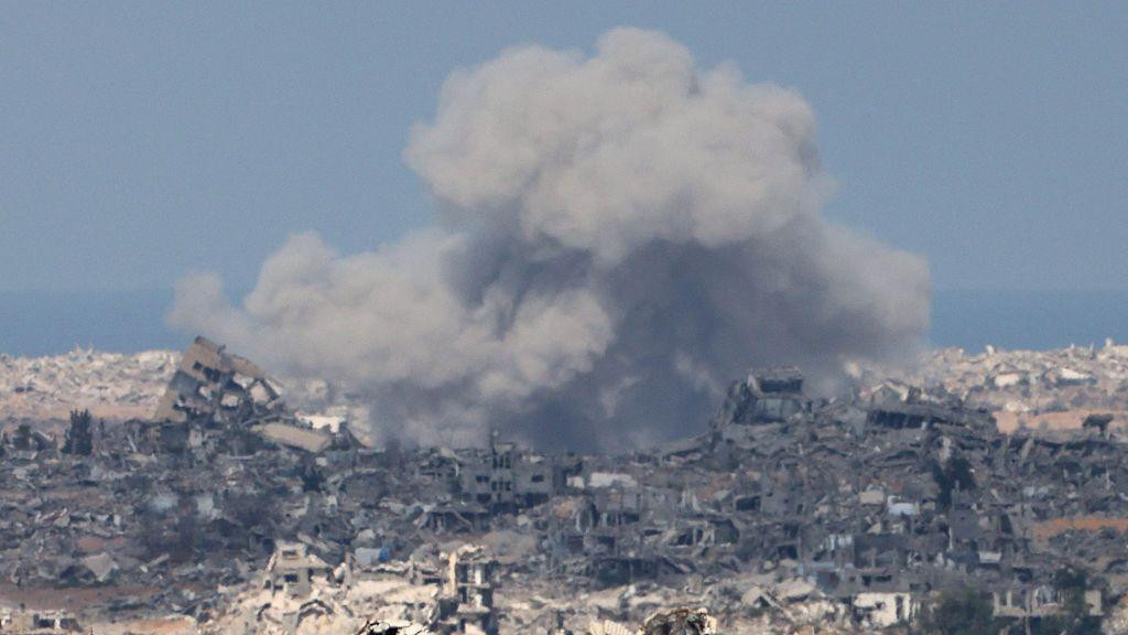 Dim se vidi nakon eksplozije, a ruševine desetina zgrada vide se u svim pravcima 