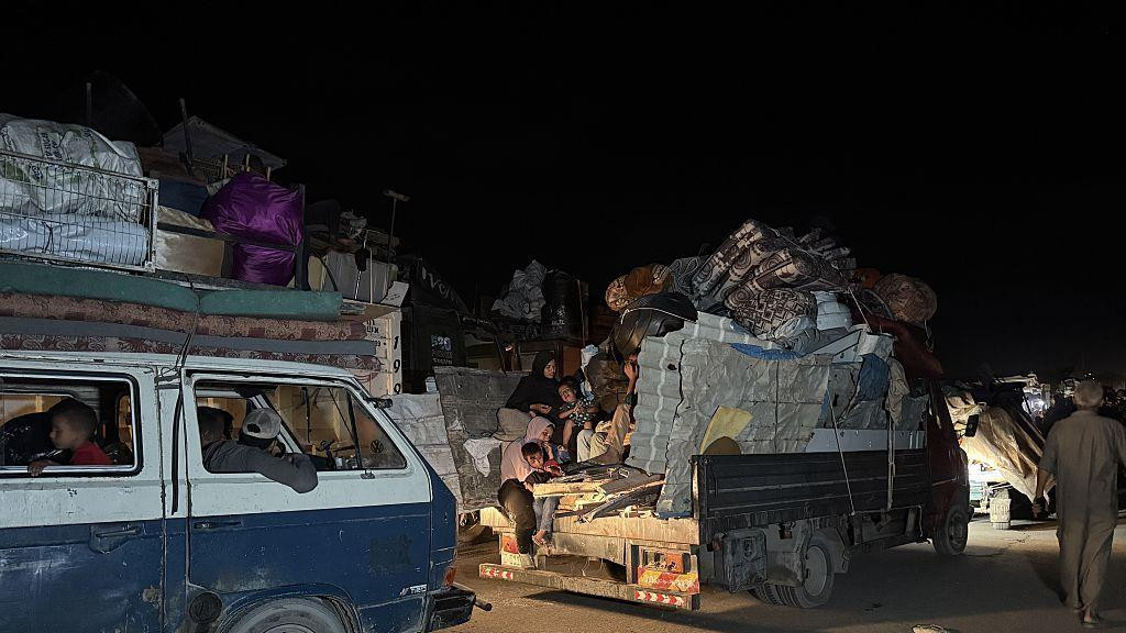 Palestinci se kreću ka centralnoj Gazi koristeći vozila, konjske zaprege i putujući peške. Noću se mogu videti vozila sa stvarima nagomilanim visoko na krovnim nosačima i teško natovareni kamioni. 