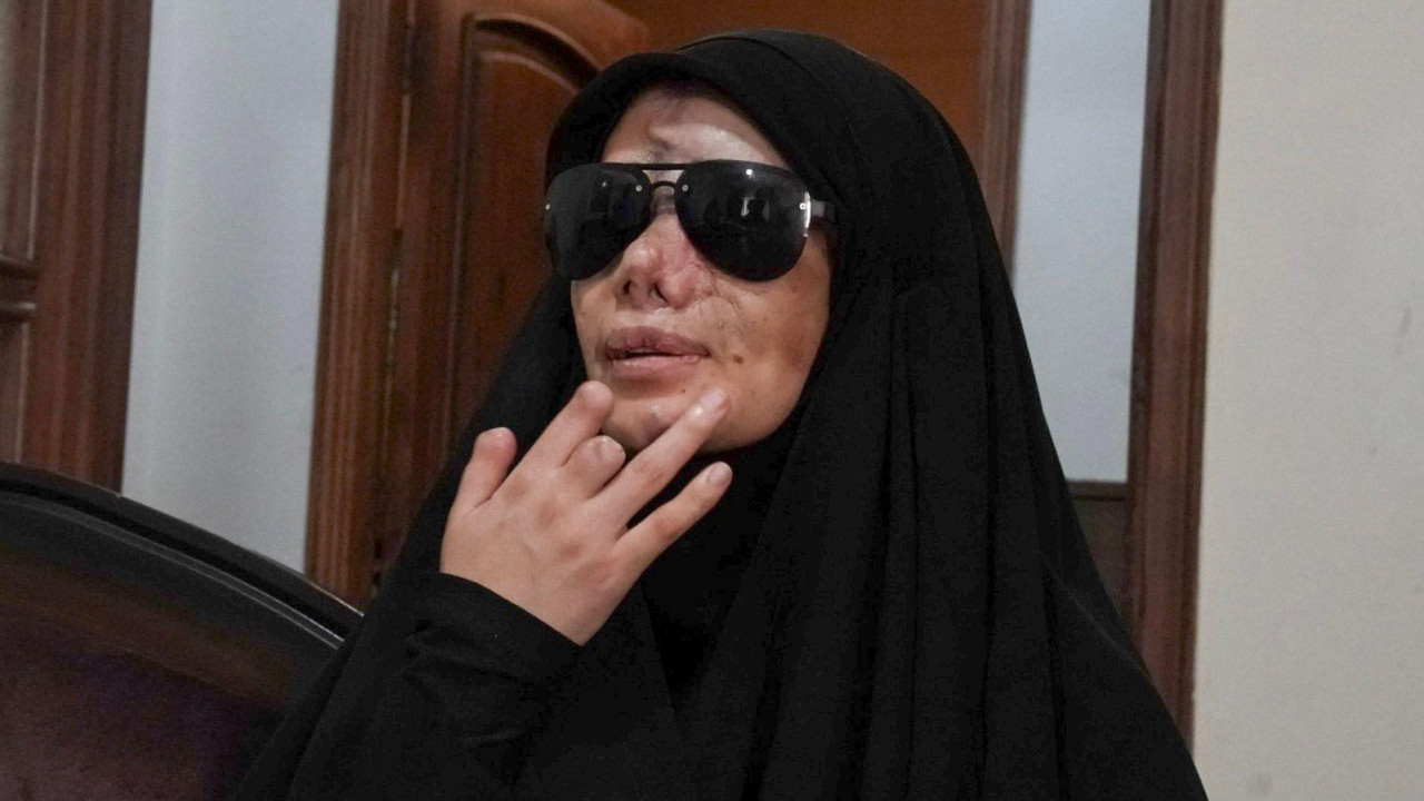 Nayfe nosi naočare za sunce 