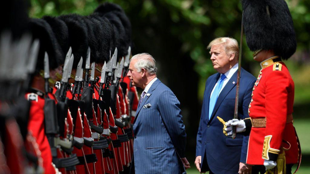 Predsednik Tramp u inspekciji počasne garde na travnjaku Bakingemske palate, jun 2019. 