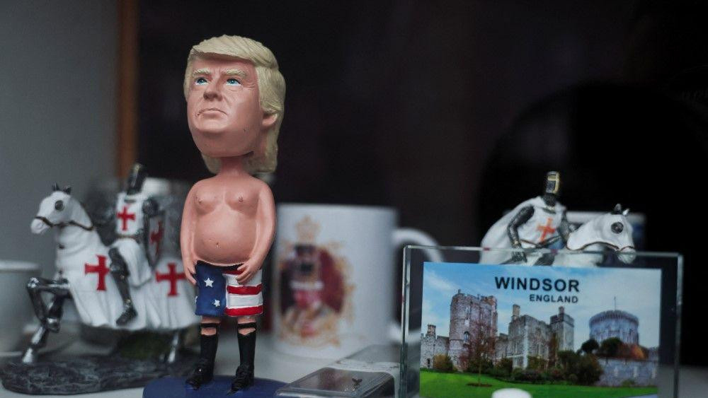 tramp lutka u prodavnici suvenira u blizini Vindzora