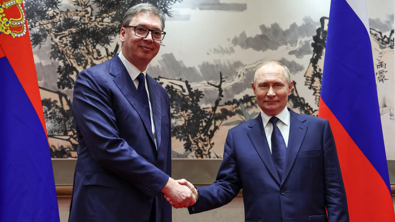Vučić i Putin se rukuju tokom sastanka u Pekingu 2. 9. 2025.