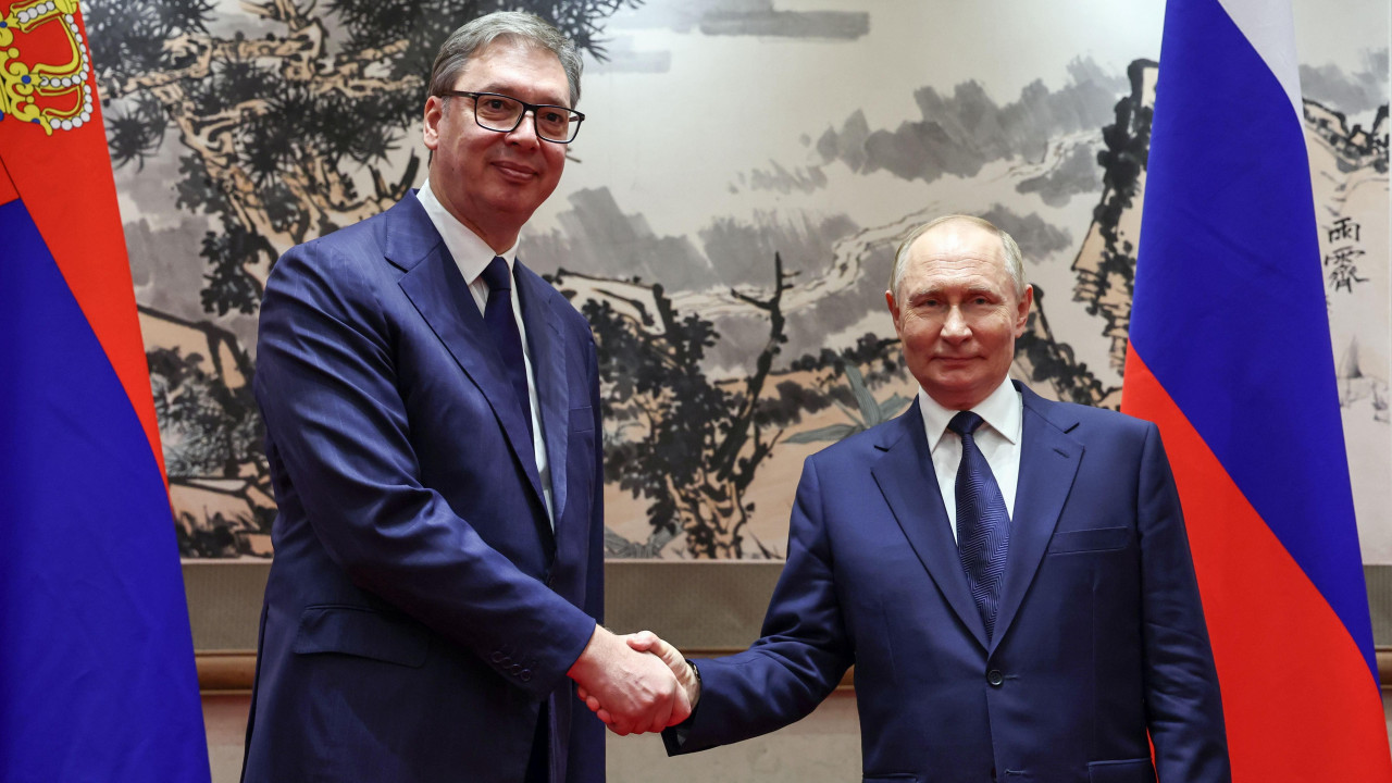 Vučić i Putin se rukuju tokom sastanka u Pekingu 2. 9. 2025.
