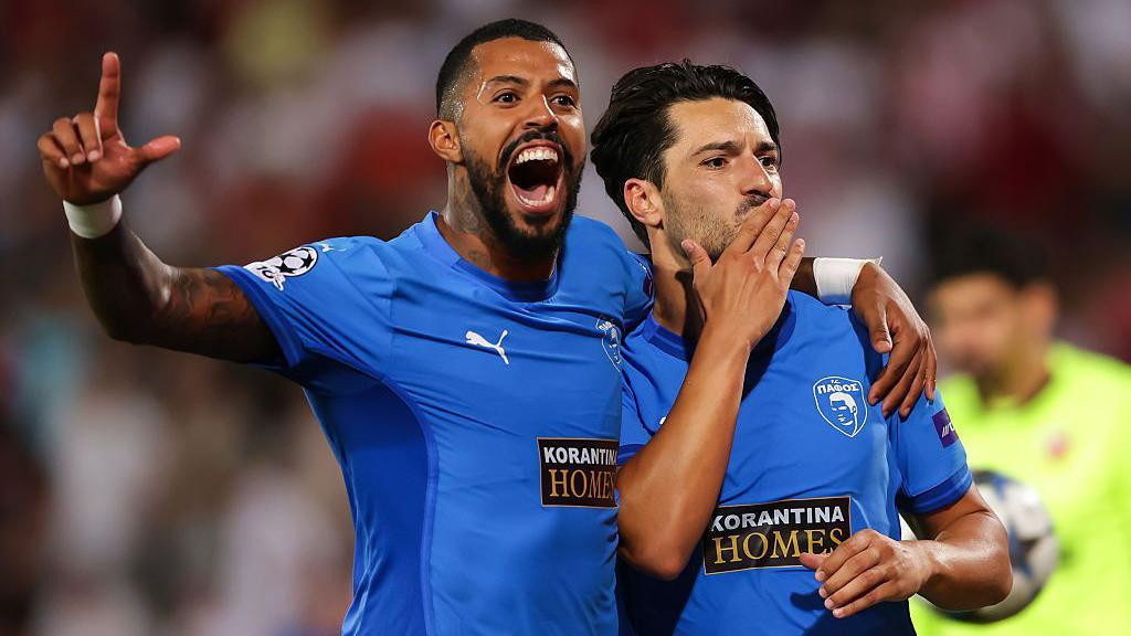 Pepe i Anderson proslavljaju gol Pafosa protiv Crvene zvezde u Beogradu 