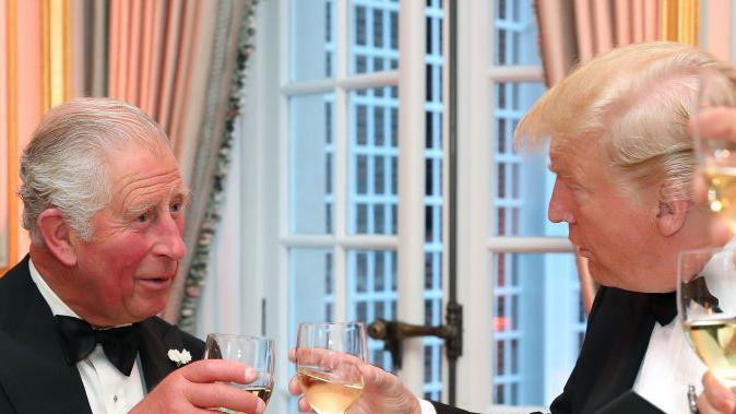 Kralj Čarls i Donald Tramp nazdravljaju 2019.