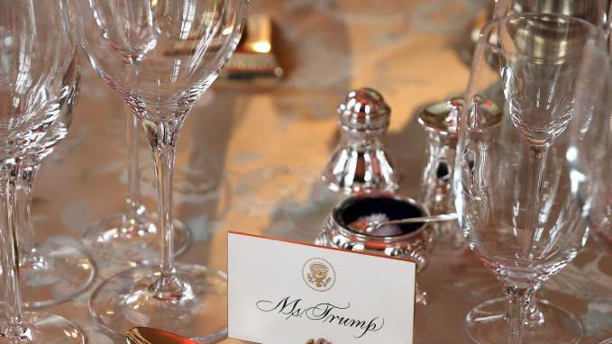 Postavljeni sto sa karticom na kojoj piše Gospodin Tramp, kao oznakom za njegovo mesto za stolom 