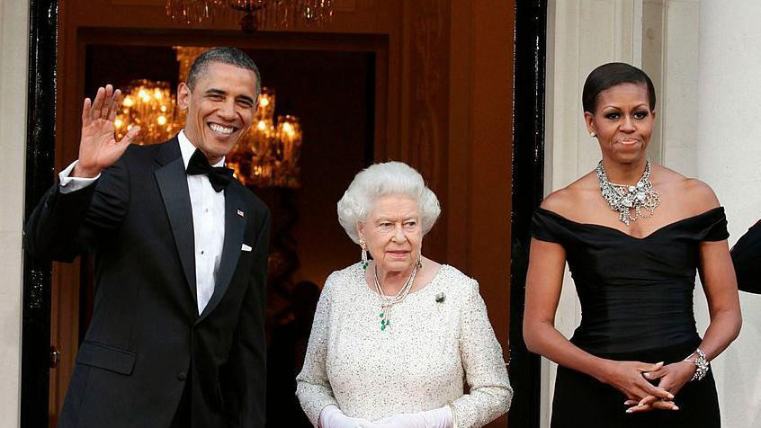 Kraljica Elizabeta Druga stoji između Baraka i Mišel Obame 