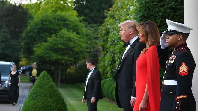 Donald i Melanija Tramp stoje na crvenom tepihu čekajući dolazak zvanica 