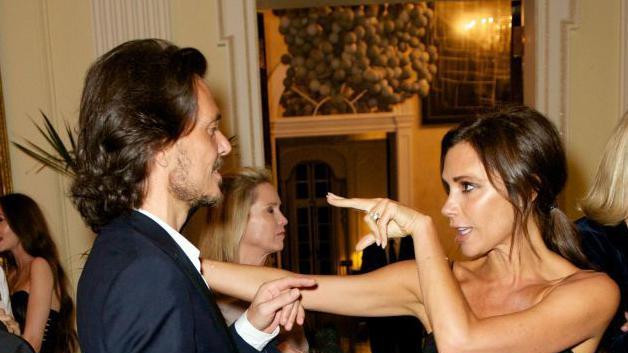 Žena pokazuje prstom ka muškarcu koji stoji prekoputa nje 