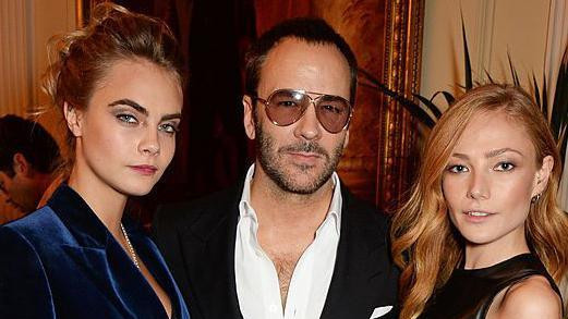 Dve žene i muškarac između njih gledaju u kameru 