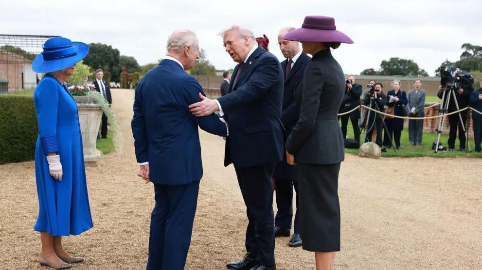 Tramp se rukuje sa kraljem Čarslom Treći u društvu supruge Melanije i kraljice Kamile