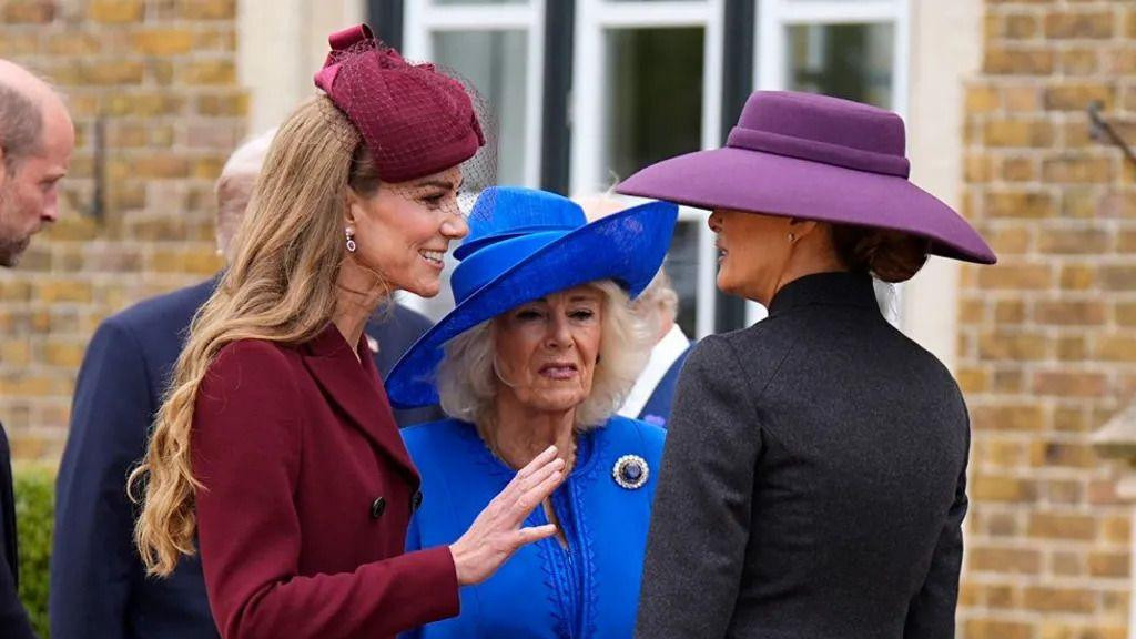 Princeza od Velsa u bordoj haljini (levo), kraljica Kamila u plavoj (u sredini) i Melanija Tramp u crnom kompletu (desno)