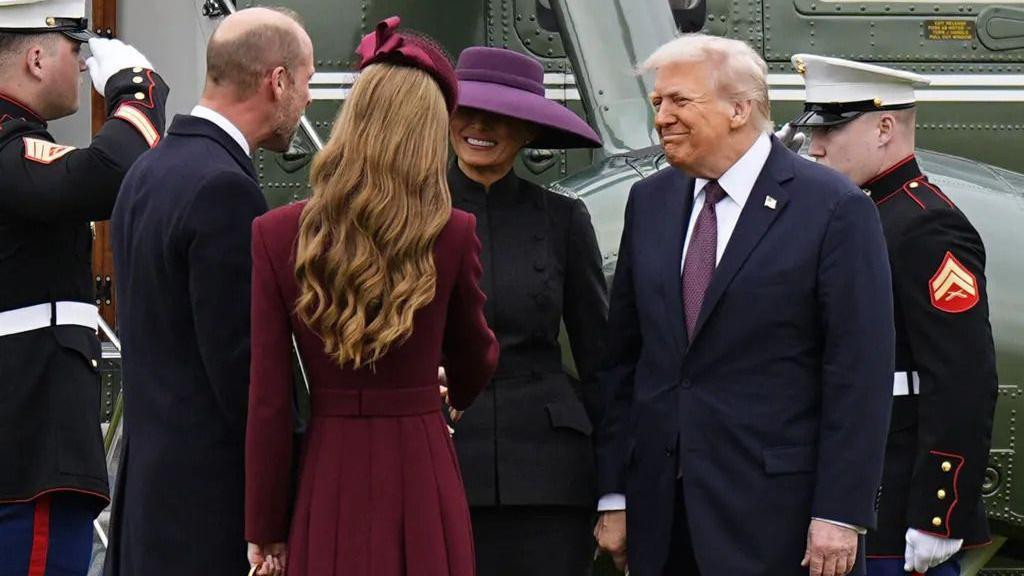 Princ i princeza od Velsa, okrenuti leđima kameri, dočekuju Melaniju i Donalda Trampa