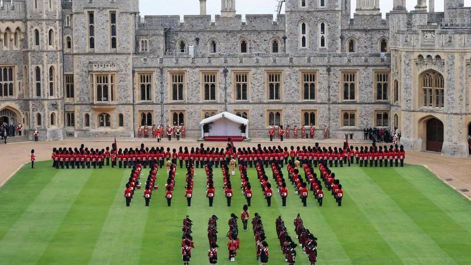 Bend svira tokom završnih priprema uoči svečanog dočeka i smotre ispred Vindzor zamka