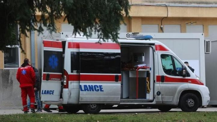 Kola Hitne pomoći na ulici otvorenih vrata, radnik čeka ispred vrata