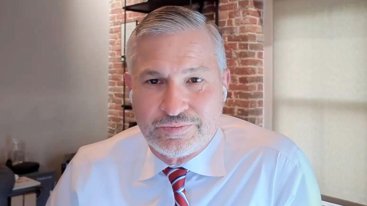 Tom Kler, advokat, mušpkarac sa kravatom gleda u kameru