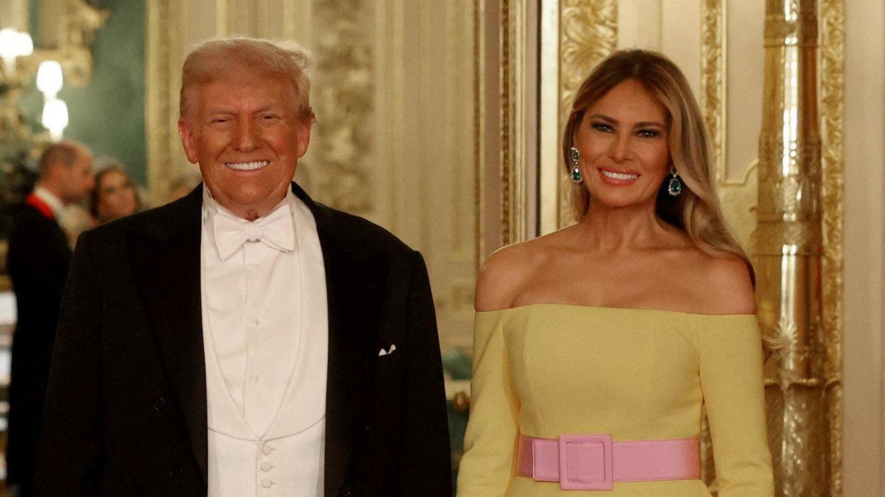 Donald Tramp nosio je frak, u skladu sa najvišim stepenom formalnog oblačenja - crni duži sako i pantalone, bela košulju sa kragnom u obliku krila, beli prsluk i bela leptir mašnu. Melanija Tramp nosila je dugu, lepršavu žutu haljinu do poda, sa ravnim dekolteom koji otkriva ramena. Haljina je u struku bila stegnuta upadljivim, nežno roze kaišem.