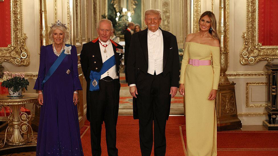 Britanska kraljica Kamila, kralj Čarls, predsednik Amerike Donald Tramp i prva dama Melanija Tramp poziraju na državnom banketu tokom državne posete predsednika Donalda Trampa zamku Vindzor u Vindzoru, Velika Britanija, 17. septembra 2025.
