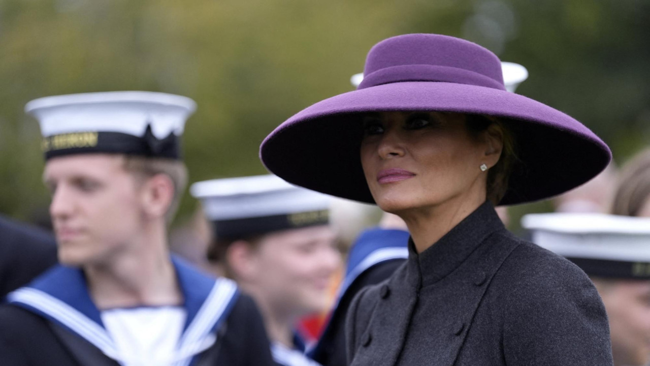 Melanija je nosila kostim vojničkog kroja, uz ljubičasti šešir