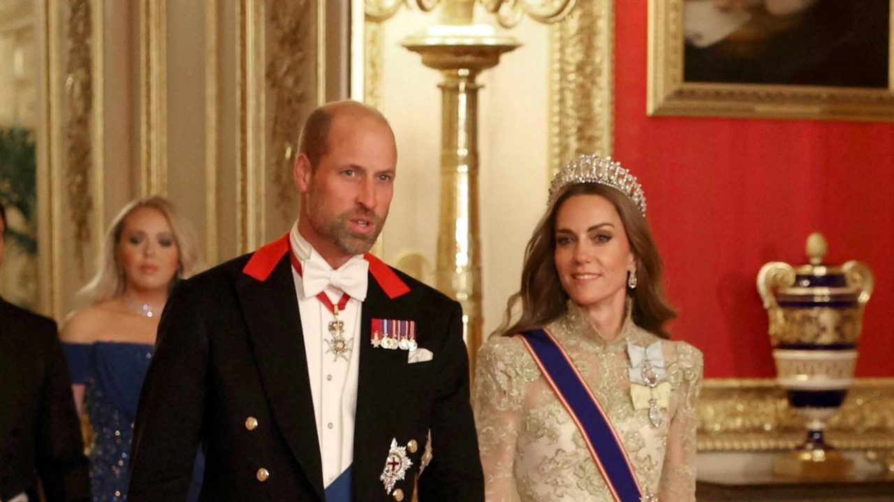 Princ od Velsa nosio je frak, ukrašen kraljevskim ordenjima i oznakama. Sakо su krasili crveni detalji. Princeza od Velsa nosila je haljinu dizajnerke Filip Lepli, uz dugački plašt od ručno vezene zlatne čipke. Na glavi je imala tijaru Laver Not