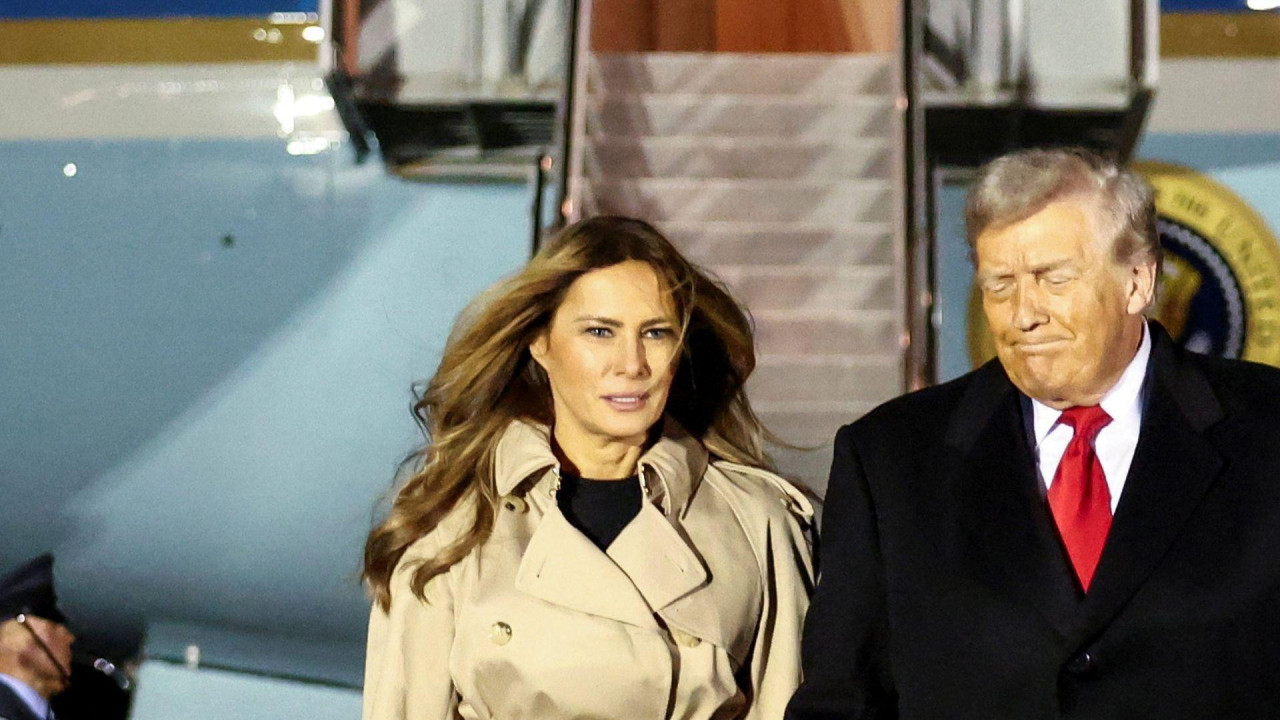 Američkog predsednika Donalda Trampa i prvu damu Melaniju Tramp dočekuje vikont Henri Hud po dolasku na aerodrom London Stansted 16. septembra 2025.