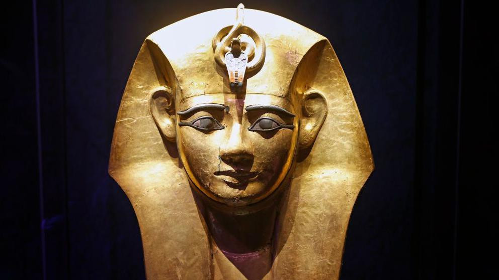 Amenemopova drvena pozlaćena pogrebna maska 