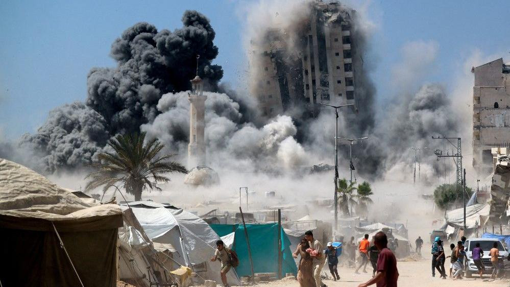 Palestinci beže nakon što su izraelske snage pogodile 15-spratnu kulu Muštaha u gradu Gazi, grad gaza, izraelska ofanziva na grad gazu
