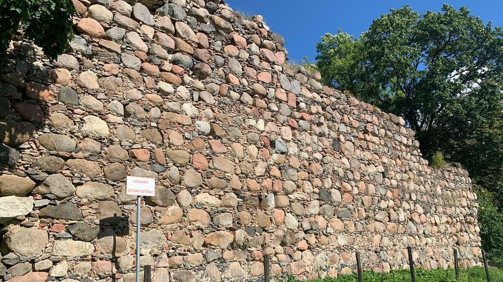 Ostaci tvrđave iz 13. veka nedaleko od centra Durbea