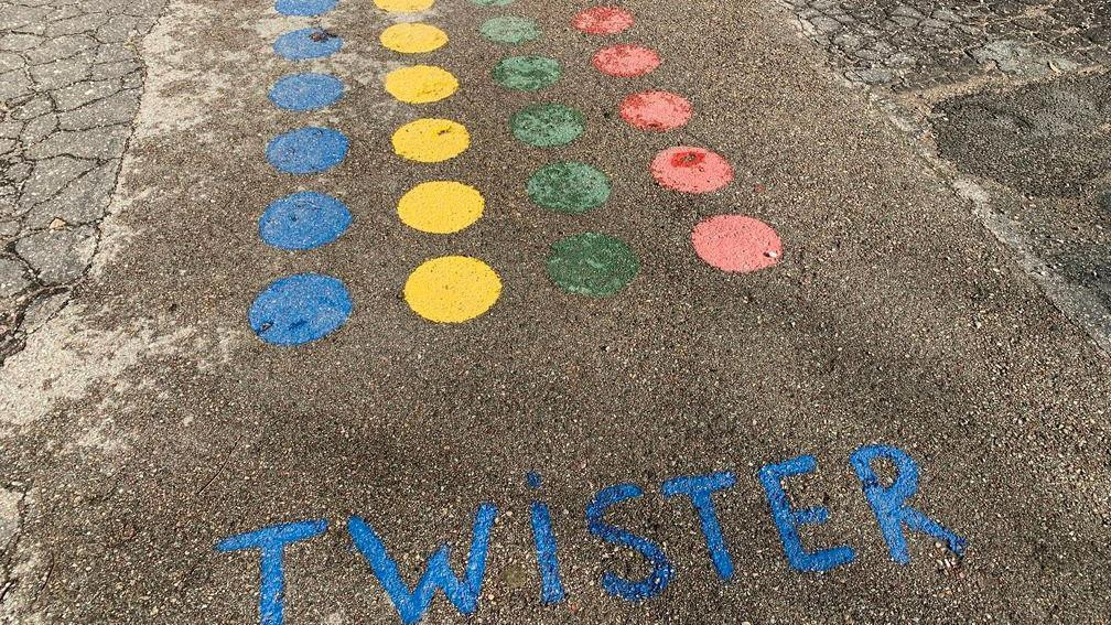 Četiri reda lopti obojenih u različitim bojama