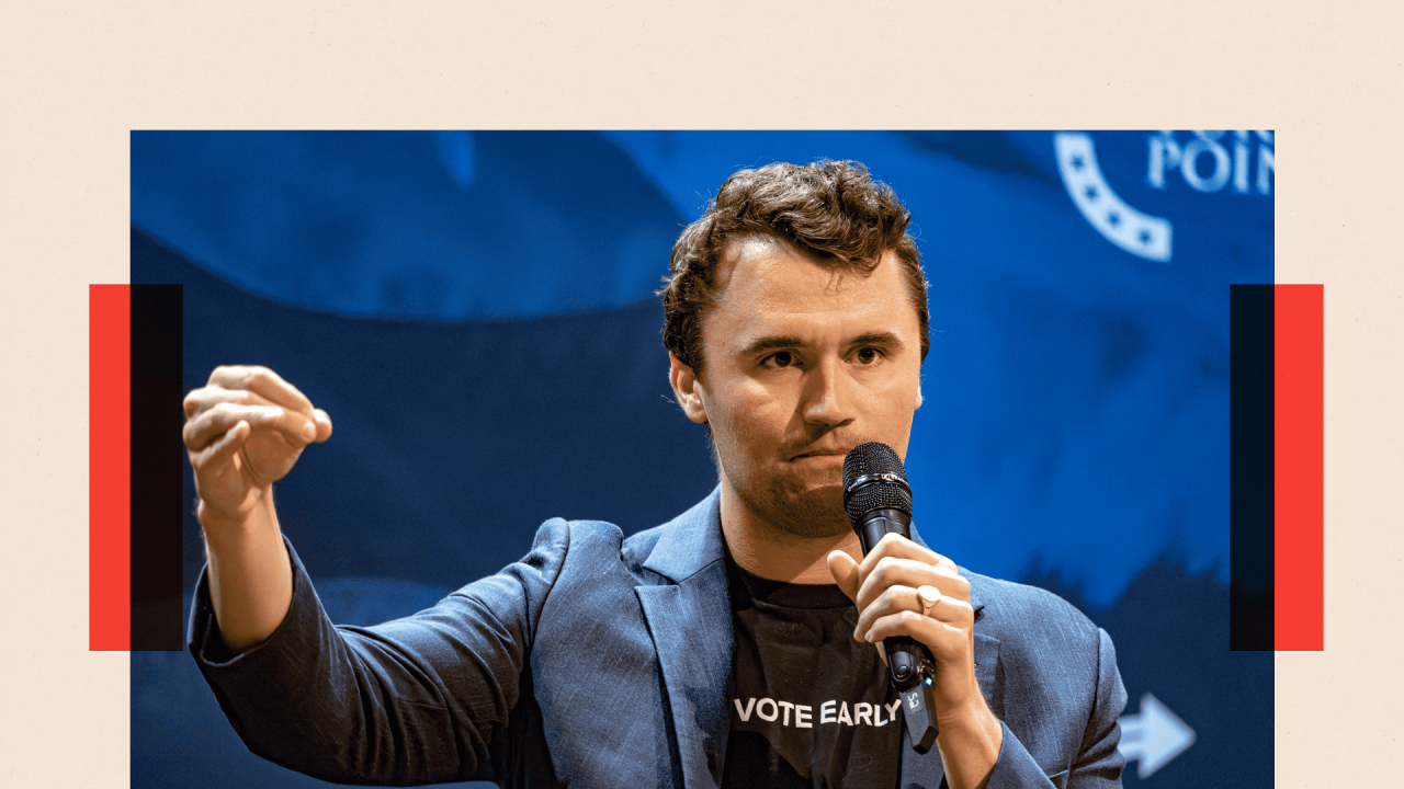 Čarli Kirk na tribini 