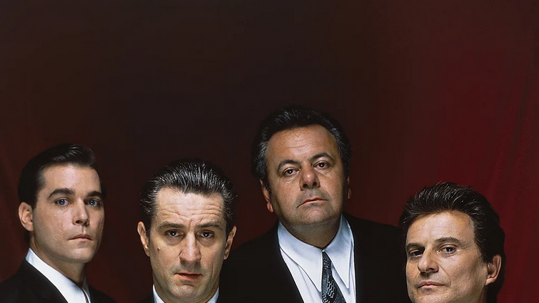 Likovi u tumačenju (sleva nadesno) Reja Liote, Roberta DeNira, Pola Sorvina i Džoa Pešija, svi u tamnim sakoima i belim košuljama gledaju u kameru, zasnovani su na gangsterima iz stvarnog života