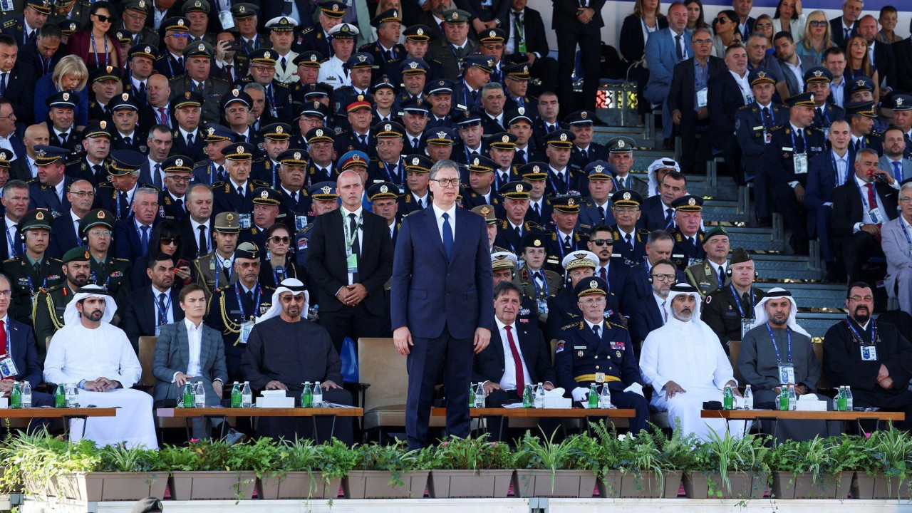Visoke zvanice sede na vojnoj paradi u Beogradu ispred njih je Aleksandar Vučić kao vrhovni komandant u plavom odelu i plavoj kravati