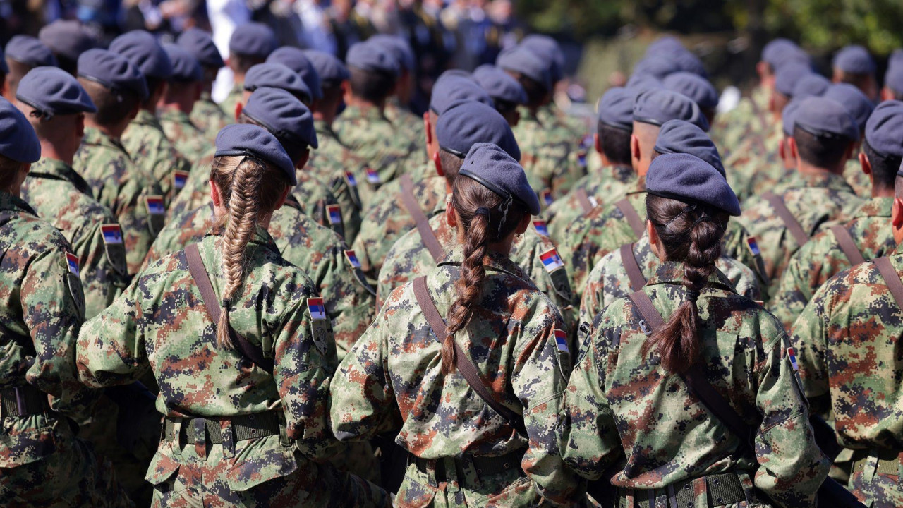 Žene vojnici fotografisane sa leđa u defileu na vojnoj paradi