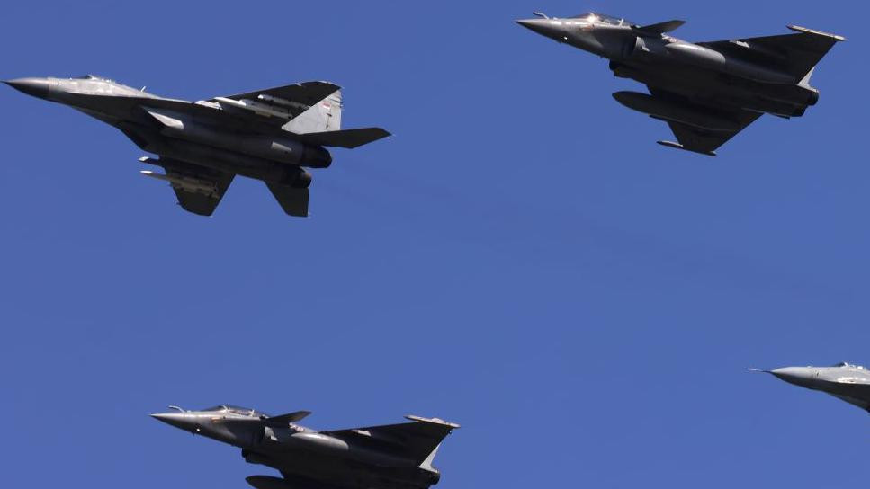 naleti aviona na vojnoj paradi