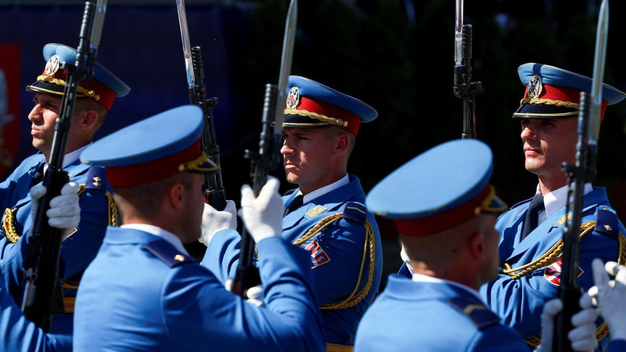 Vojnici u svečanim plavim uniformama sa bajonetama u defileu